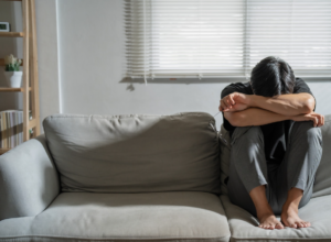 Pessoa com expressão de ansiedade, demonstrando preocupação e tensão emocional em um ambiente interno.